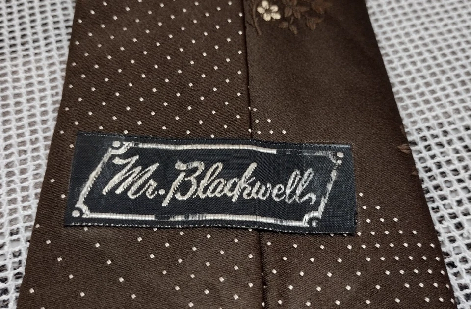 Corbata ancha floral marrón de los años 70 Mr. Blackwell pequeñas margaritas puntos blancos 4 pulgadas de ancho Foto 3 de 4