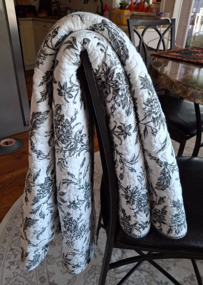 COLCHA LAURA ASHLEY KING BLANCA CON NEGRA, DOS FUNDAS, 1 PR. CORTINAS Y CORBATAS Foto 3 de 4