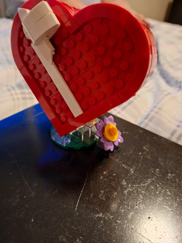LEGO 40759 Celebration Series: Valentine's Day Box, photo 2 of 3