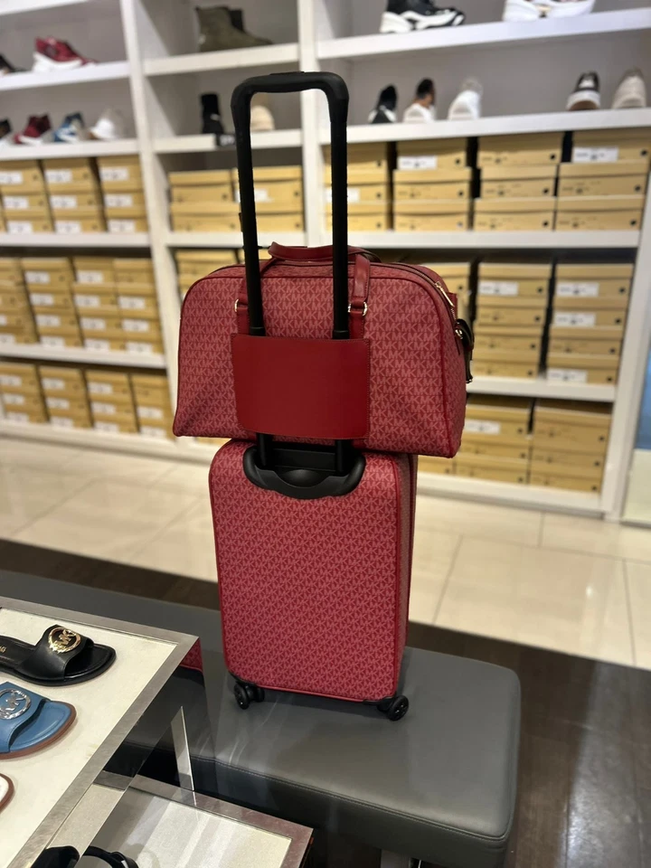 Maleta de equipaje Michael Kors Jet Set de viaje con logotipo pequeño + conjunto de bolsa de fin de semana cereza Foto 3 de 4