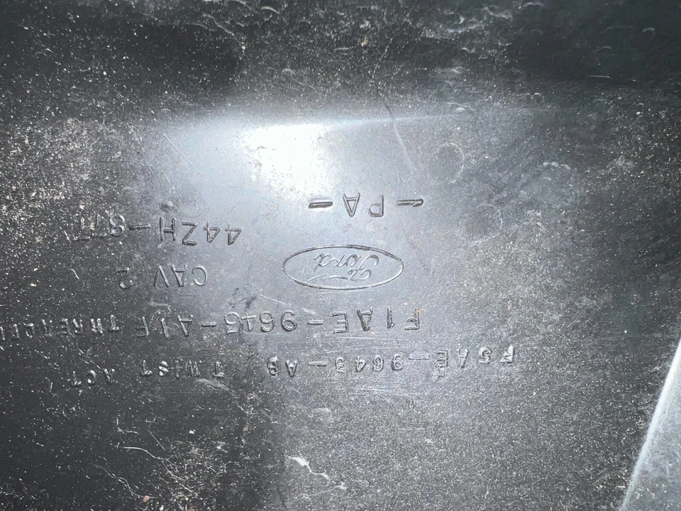 Ford F67F 12BST9 AB MAF and Air Box cover - 1999 Ford Crown Victoria 4.6 V8 Foto 4 de 4