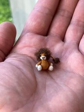 Muñeca León Crochet Miniatura - Pequeño Amigurumi Hecho a Mano Coleccionable con Hombre Rizado