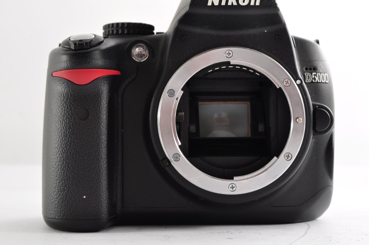 Nikon D5000 w/AF-S 18-55mm f3.5-5.6 G VR [Near Mint] (S/C