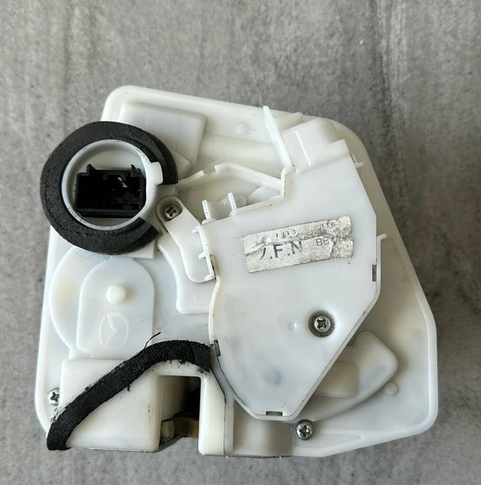 GARANTÍA DE POR VIDA 2011 a 2013 Mazda 6 DELANTERO IZQUIERDO Cerradura de puerta eléctrica Actuador de pestillo Foto 3 de 4