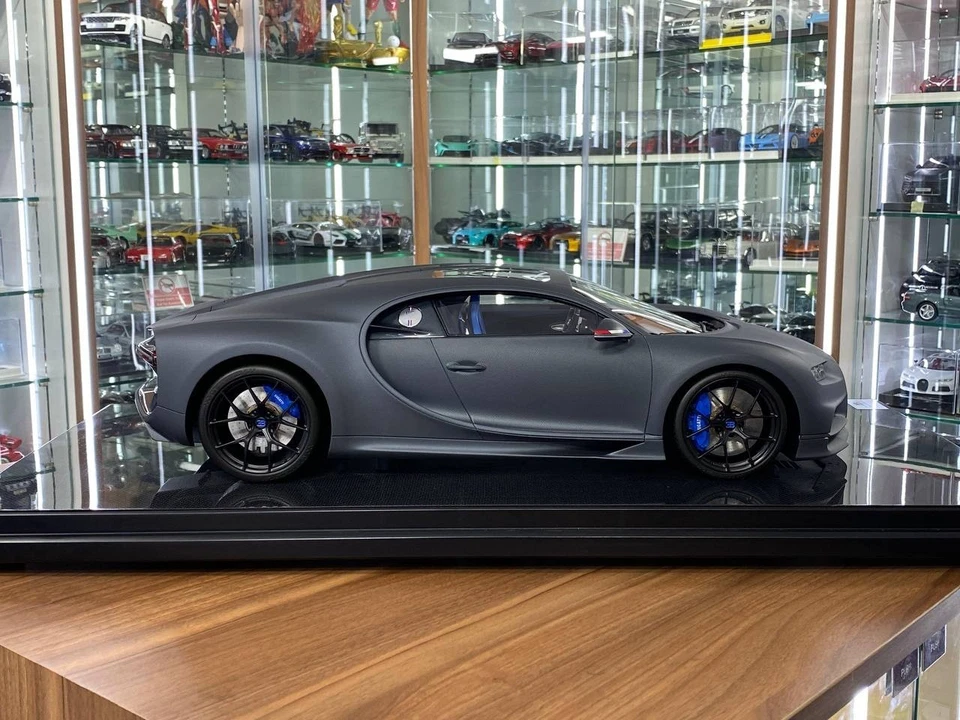 Bugatti Chiron– MR Collection Grey matt / Carbon Fiber -Limited 500  [1/8 Resin] - Image 3 of 4