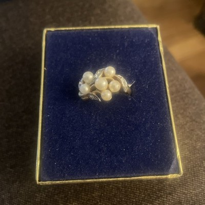 vintage Avon gold-tone pearl and rhinestone ring in a flower and leaf design