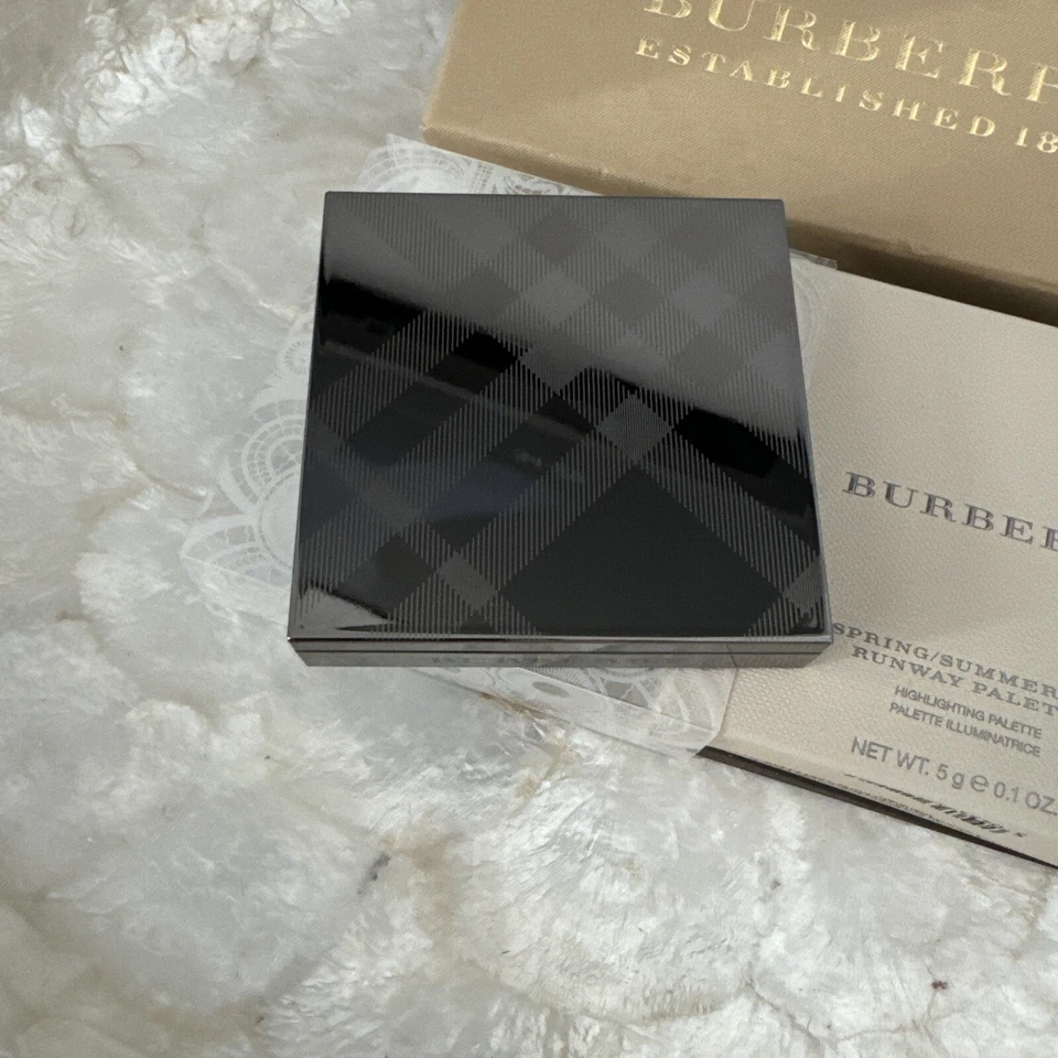 BURBERRY No. 01 White Burberry Spring/Summer 2016 Runway Highlighting Palette BN - Image 4 of 4
