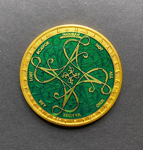 Geocoin Tengwar de Scavok. Verde oscuro sobre oro satinado. 20 Hecho No Activado