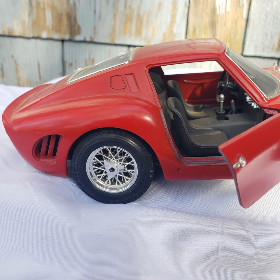 Vintage 1962 Ferrari 250 GTO 1:18 Die-Cast Model by Bburago – Made in Italy - Image 4 of 4