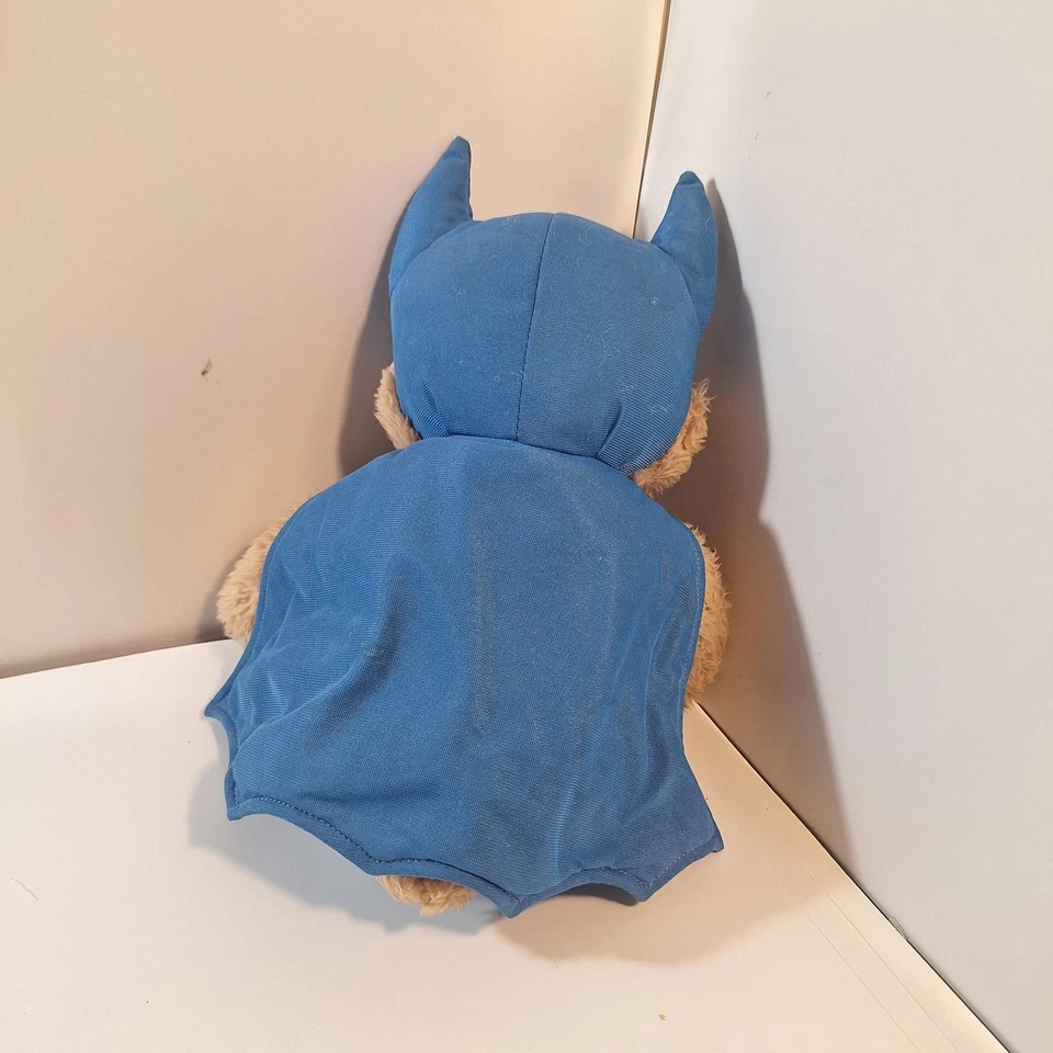 GUND Batman DC Comics Oso de Peluche Malone, Peluche Capa Azul 13" Foto 3 de 4