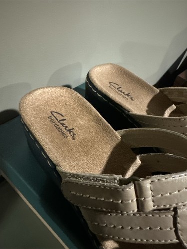 New Clarks Bendables Lexi Rye Beige Tan Slip On Sandals Shoes Women’s 7 M 65729 - Picture 4 of 15