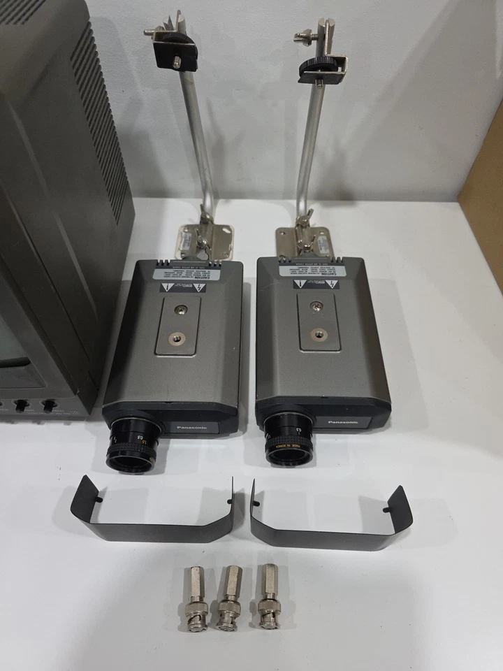 Panasonic WV-BM80 CCTV Monitor + 2 WV-71 TV CAMERA + Acc - POWERS ON PARTS ONLY - Image 2 of 4