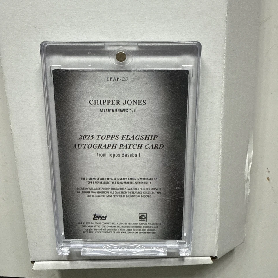 Parche triple color automático Topps Chipper Jones 2025 18/25 Foto 2 de 4