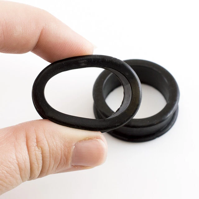 Par de tapones de túneles de silicona negros medidores de oreja doble acampanado piel de oreja flexible Foto 3 de 4