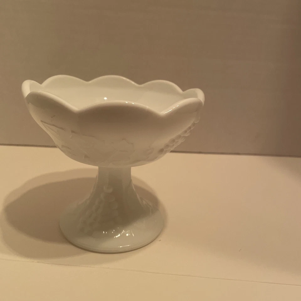 Candelabro individual vintage con patrón de uva de cosecha de vidrio de leche de colonia Indiana Foto 4 de 4