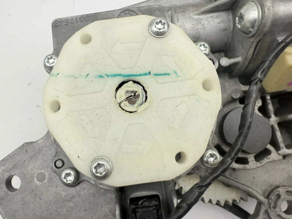 Actuador motor eléctrico tapa puerta levadiza maletero Chevrolet Suburban LTZ 07-14 OEM Foto 2 de 4