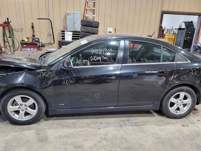 Chevrolet Cruze 2011-15 (1,4 L/AT) motor de arranque  Foto 3 de 4