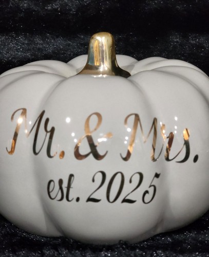 Mr. & Mrs. Est. 2025 Cerámica Calabaza Taupe Oro Tallo e Impresión Nupcial Halloween - Imagen 2 de 11