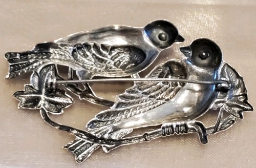 ANTIGUO BROCHE PRENDEDOR PLATA ESTERLINA AÑOS 30 PAR DE PÁJAROS DEL AMOR 3" CON OJOS ESMERALDA - Imagen 5 de 7