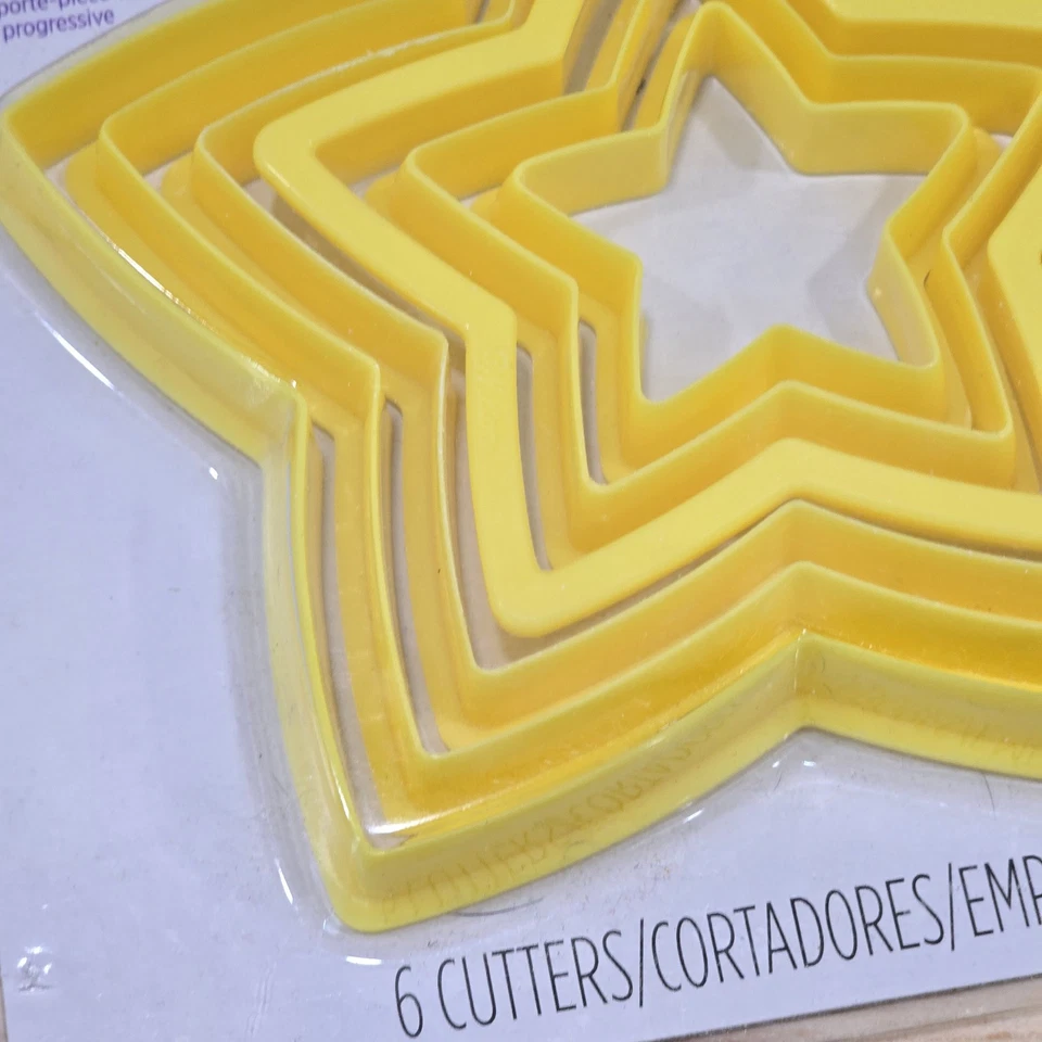 Cortadores de galletas Wilton 6 piezas de plástico amarillo tamaño graduado estrella de anidación Foto 3 de 4