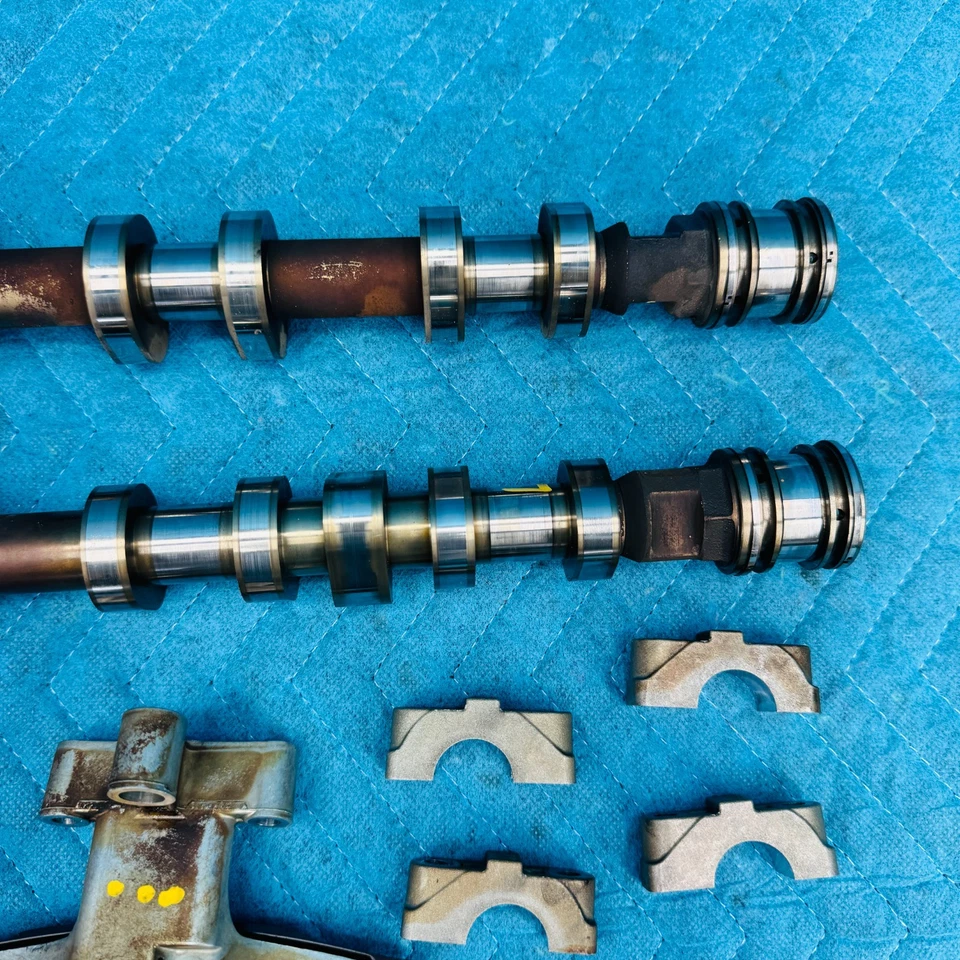 Árboles de levas de admisión lateral izquierdo BMW 650ix 4,4 L N63 con tapas de cojinetes y pernos OEM Foto 3 de 4