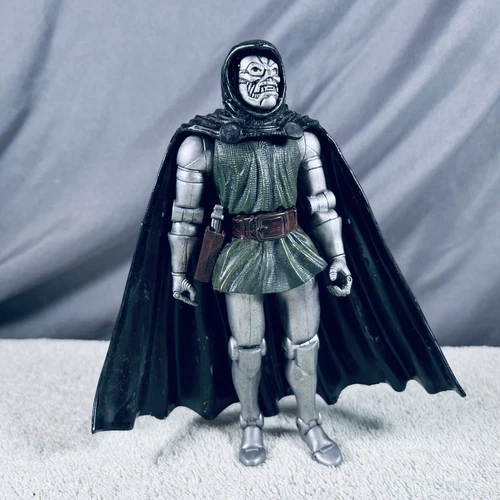 Figura de acción suelta ToyBiz Marvel Legends Doctor Doom Serie II 2002 vintage de 6"