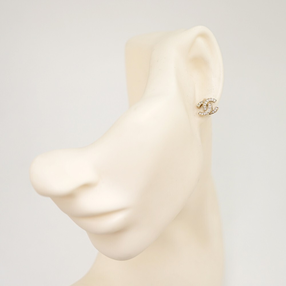 CHANEL ゴールドトーン チャーム CHANEL CC Logos Rhinestone Stud Earrings Gold Tone F18V Auth