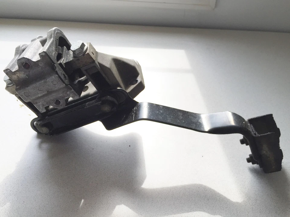 Mercedes-Benz S320 W140 1994-1999 ~ soporte de montaje de transmisión trasera ~ pieza OEM Foto 2 de 4