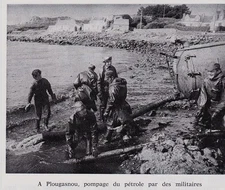 1978 -- A PLOUGASNOU PUMPING OIL BY THE MILITARY 3G656
