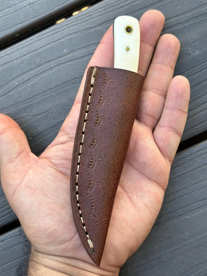 Cuchillo de caza de hoja fija de acero Damasco hecho a mano de colección mango de hueso de camello Foto 3 de 3