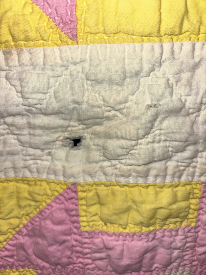 Colcha cortador de bloco antiga rosa, amarela e off white ~82" x ~72" - Imagem 4 de 4