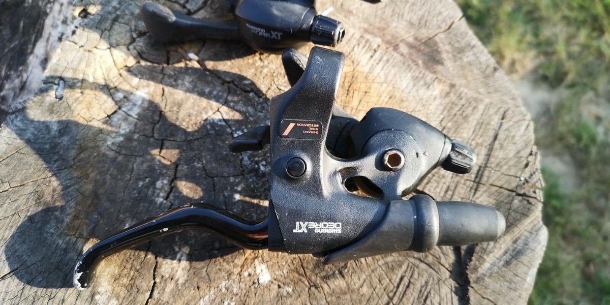 シマノ DEORE XT ST-M095
レバー部分に年式相応の傷があります。 Vintage Shimano Deore XT ST-M095 Brake Levers | eBay