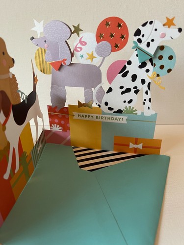 Tarjeta de cumpleaños Hallmark por firma ~ TRI-PLEGAR cachorros perros con regalos  - Imagen 4 de 4