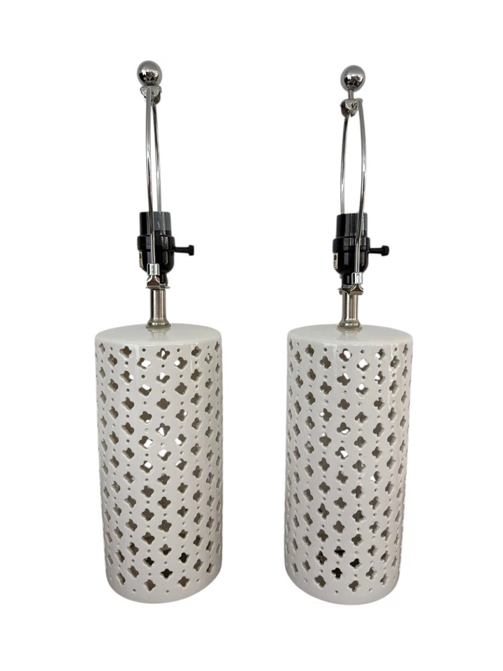 Par de lámparas de mesa de celosía de cerámica blanca con cortinas de tambor rosa modernas costeras Foto 4 de 4