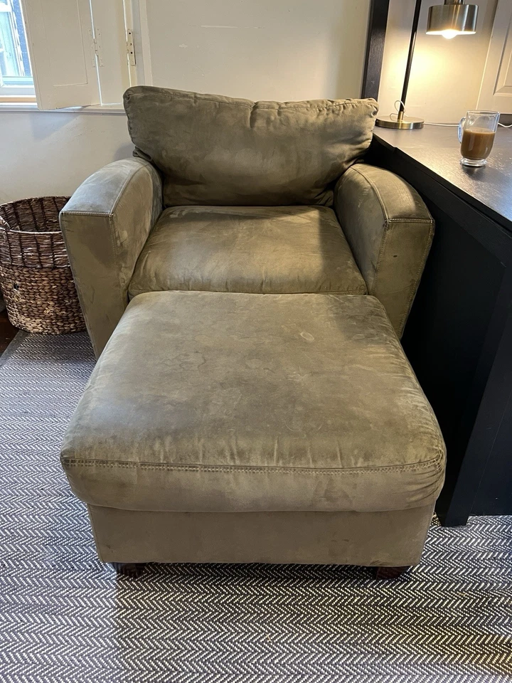 Cadeira de braço quadrada de camurça PB Turner e otomana - Imagem 3 de 3