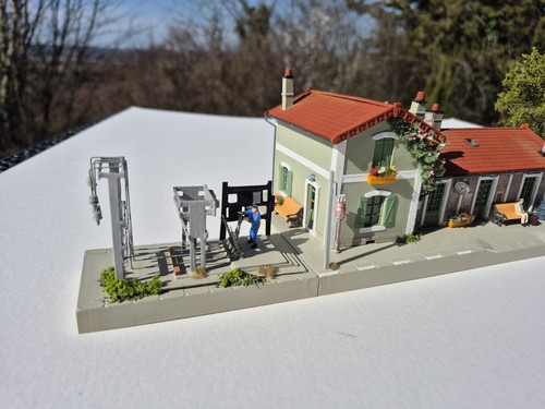 GARE 'Fay aux Loges' MKD HO montée, peinte + accessoires/POSTE aiguillages - Photo 7/13
