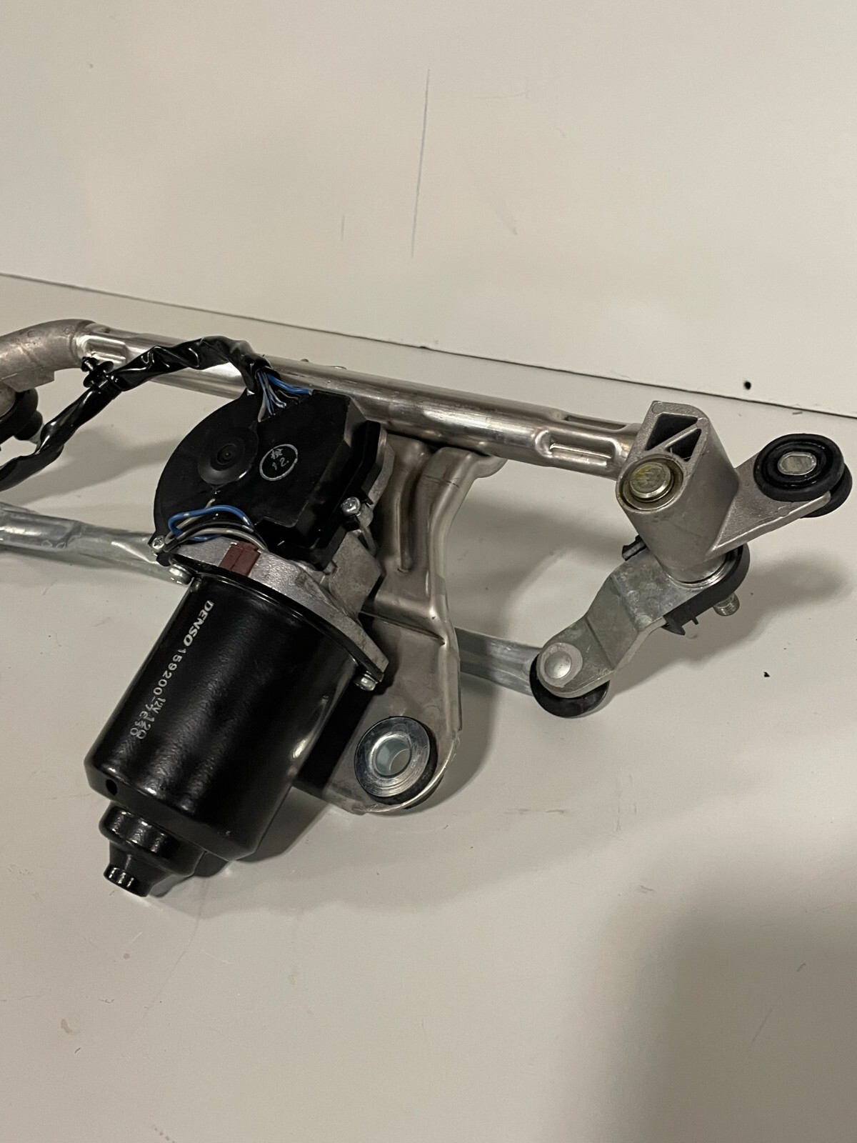Ferrari California WINDSHIELD WIPER MOTOR WITH LINKAGE 159200-800 (3k miles only