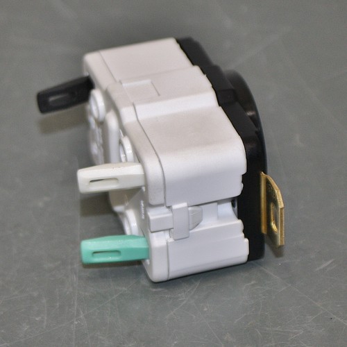 Hubbell Locking Outlet Recepacle HBL2610ST, NEMA L5-30R, 30A, 125V AC - Picture 4 of 6