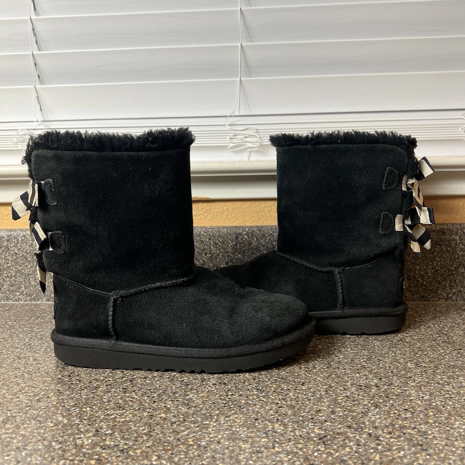 UGG Youth Kids Girls Size 3 Black Suede Faux Fur Lining Pull On Boots Bailey ll - Image 4 of 4