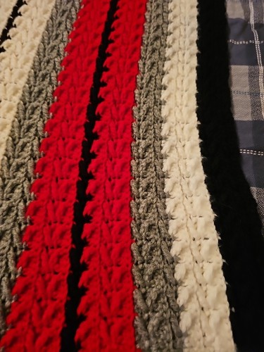 Roseanne Crochet Grannycore Stich Large Red Black Afghan Blanket 50x47 Lap - Picture 7 of 10