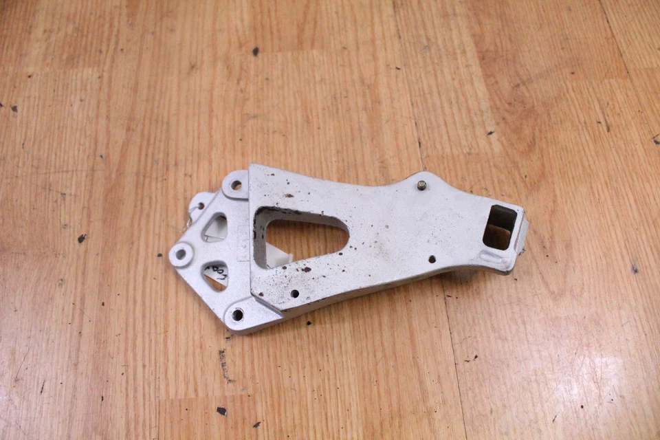 1986 SUZUKI GSXR750 Left Rear Passenger Foot Peg Mounting Bracket Foto 3 de 4