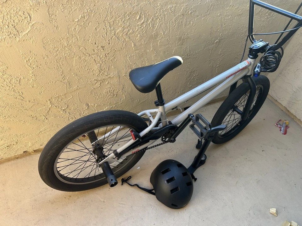 It’s a BMX it’s a good bike to andar and divertirse El precio de $120 Foto 3 de 4