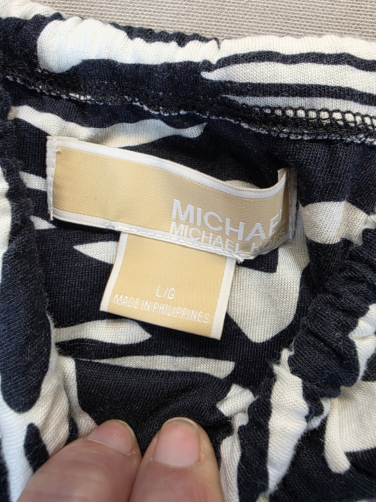 NWT Michael Kors Womens Tank Top Large Black White Animal Print Abstract Ruffle thumbnail 3