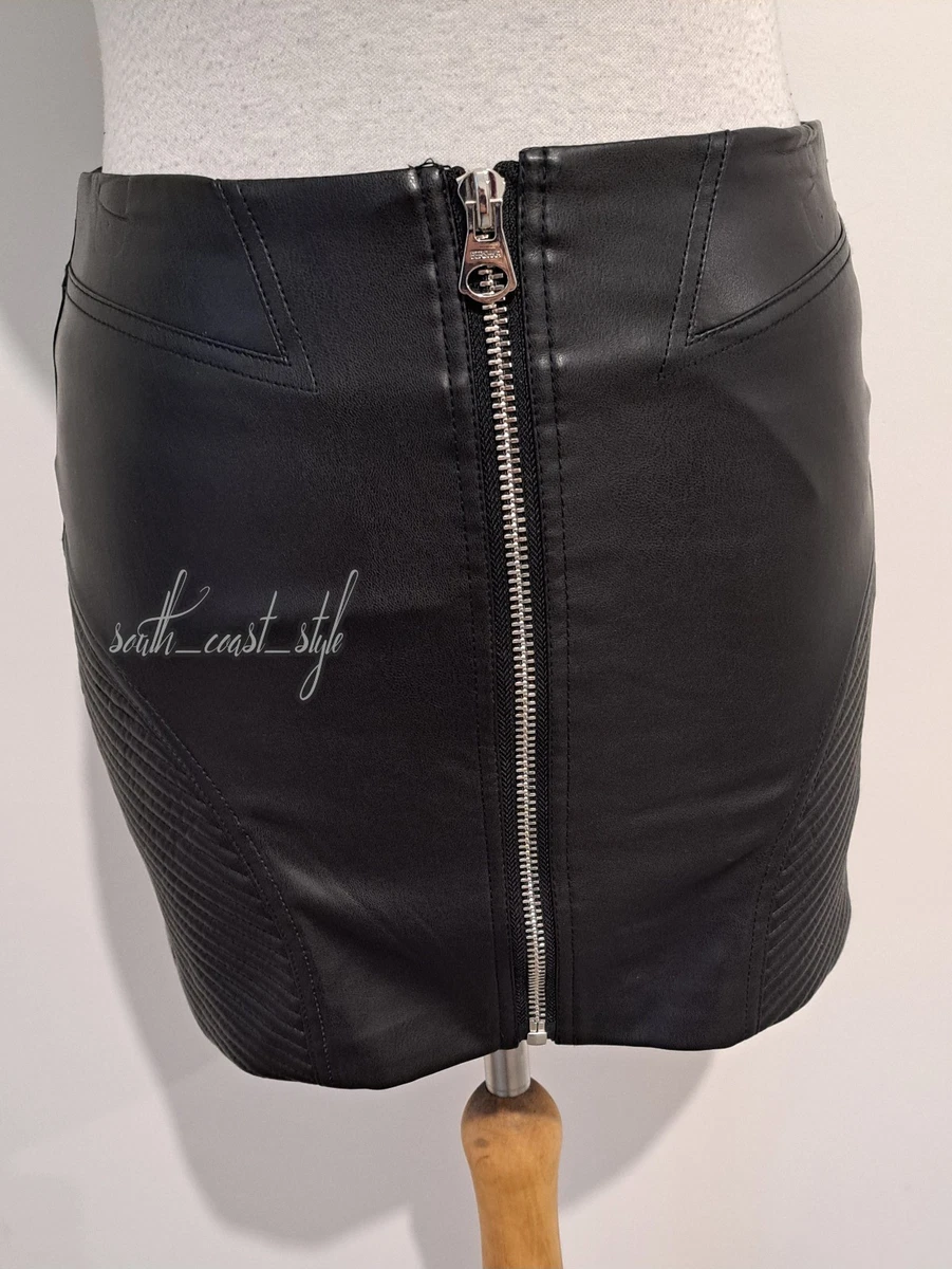 BERSHKA - Minifalda ajustada con cremallera frontal completa de cuero sintético negra - Talla S (10) Nueva con etiquetas