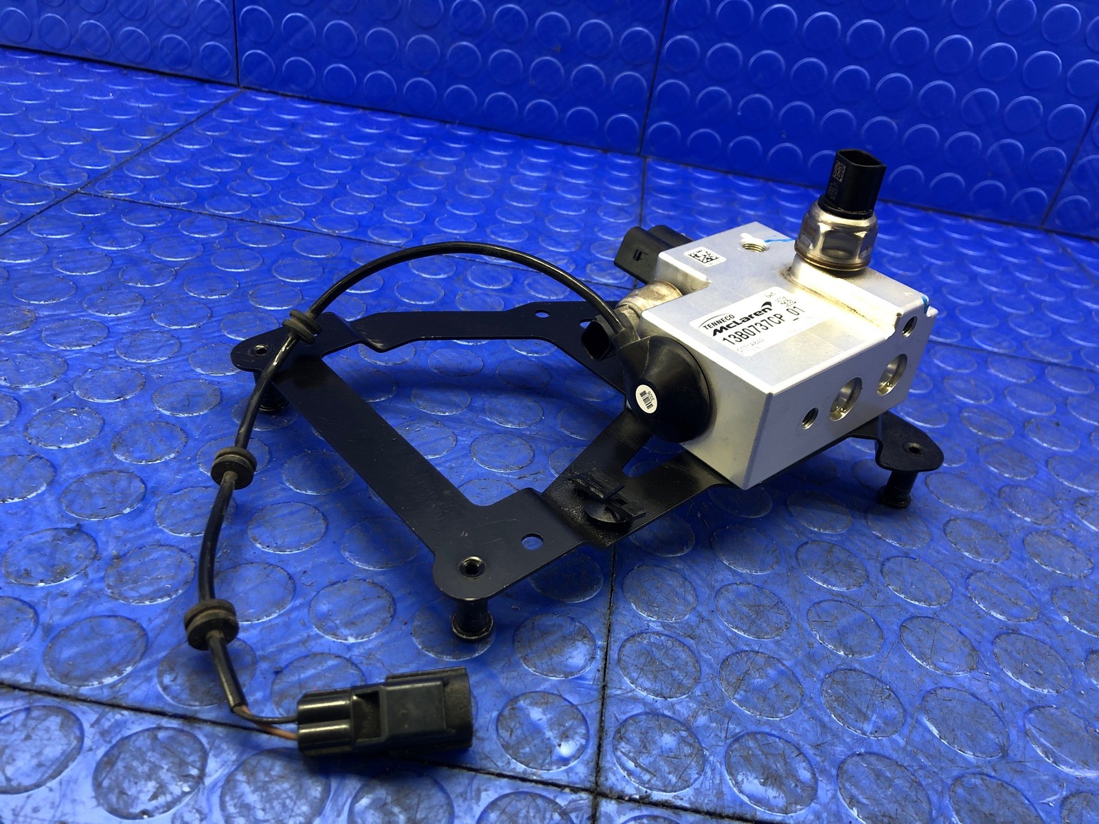 2016-2021 MCLAREN 570S HYDRAULIC SUSPENSION PUMP BLOCK CONTROL MODULE 13B0737CP