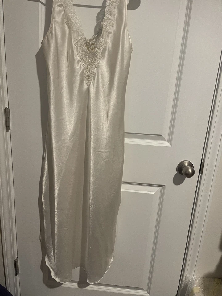 Camisón largo satinado crema talla S Maidenform. 19 Pit-pit 47 dobladillo de hombro.  Foto 2 de 4