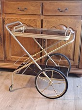 Vintage Tee/Servierwagen. Ablageplatten aus Holz, die Umrandung ist messing