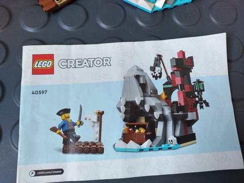 Lego Pirates 40597 Scary Pirate Island Complete with Mini Figures + manual - Picture 2 of 6