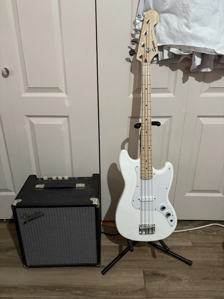 Bajo escala corta Squire Bronco + amplificador de bajo Fender Rumble Foto 4 de 4