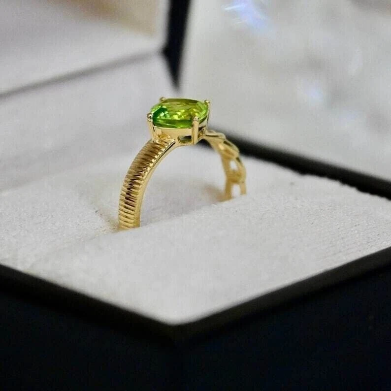 Женское красивое обручальное кольцо с имитацией перидота огранки подушка покрытие желтым золотом 14 карат - Изображение 2 из 4